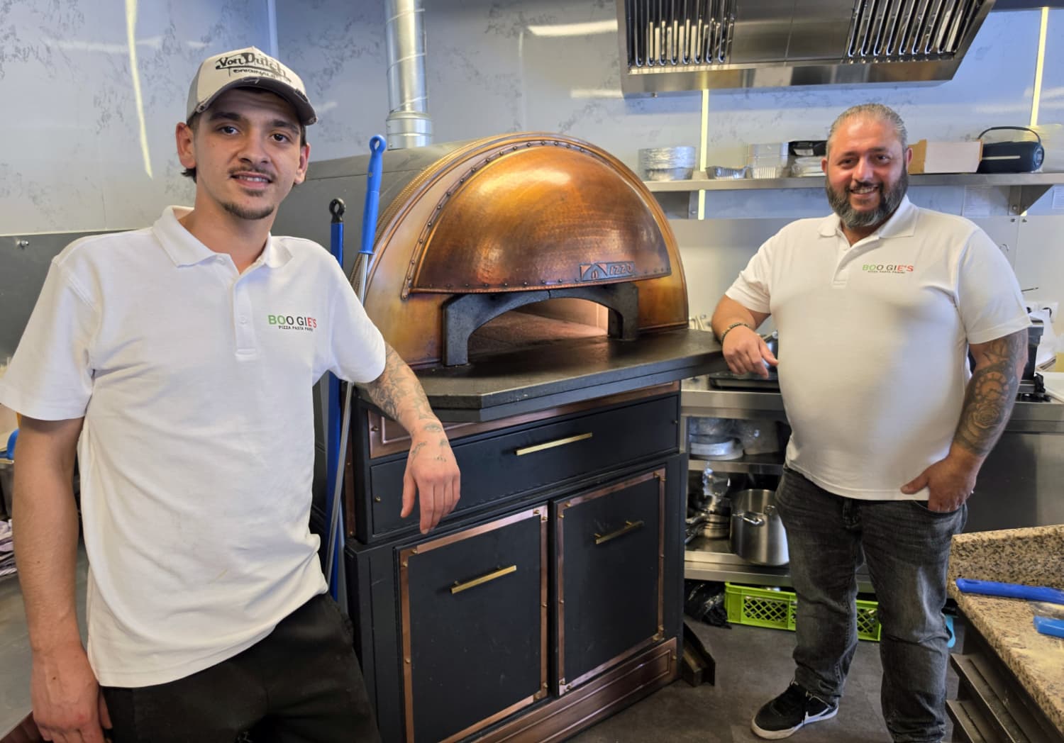 Boogie und Rosario am Ofen in der Pizzeria